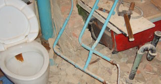 Профессиональный демонтаж перегородки ванной и туалета в мирном - от 564 рублей